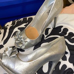 Carlos Santana silver open toe heels